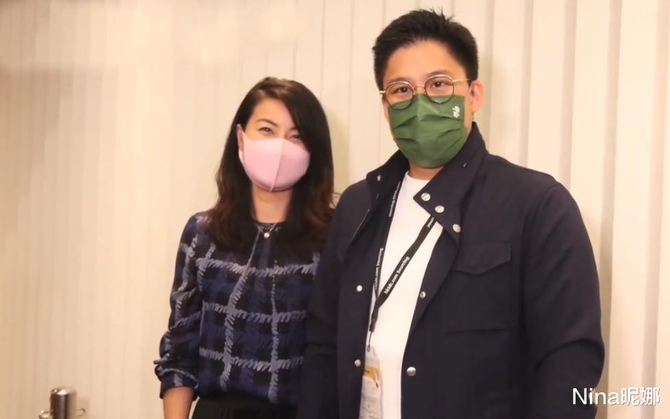 Nina昵娜|郭晶晶首次担任东京奥运会评委心情好，穿半身裙现身大谈育儿经，真替霍家长脸