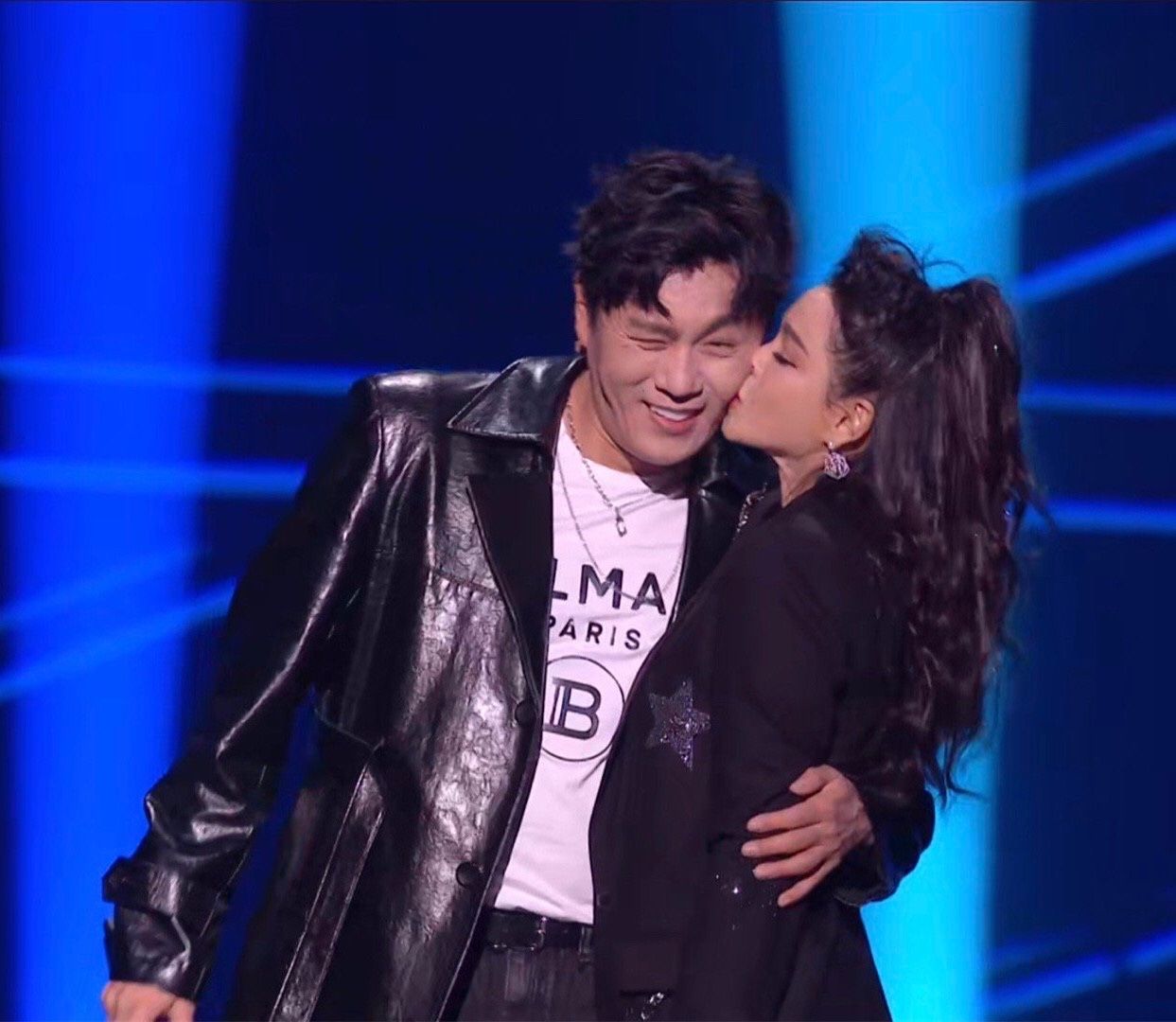 伊能静|秦昊伊能静舞台合体，同穿一身黑越看越登对，两人哪像差10岁