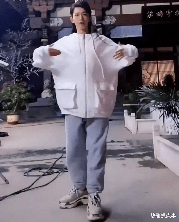 鞠婧祎|男团惊现翻版“鞠婧祎”？夏天也要贴垫肩，浓妆糊面鞋底高度惊人