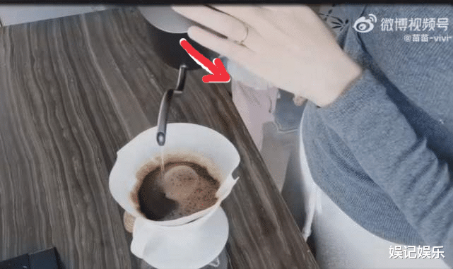 雪中悍刀行|苗苗晒一家三口日常,郑恺给女儿梳头超温馨,小公主英文名曝光