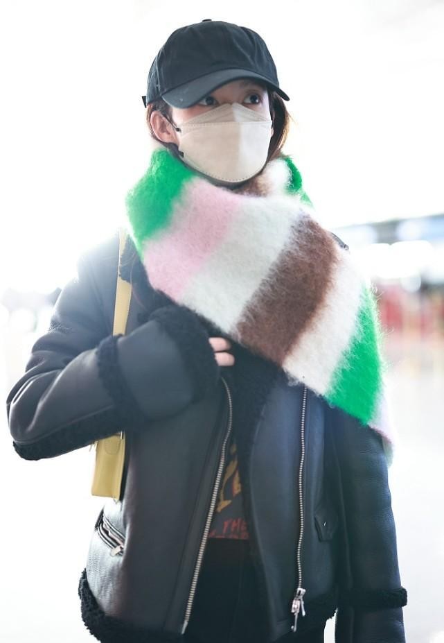 李沁|李沁穿的好奇怪,彩色的围巾太亮眼,穿多简单都能抢镜