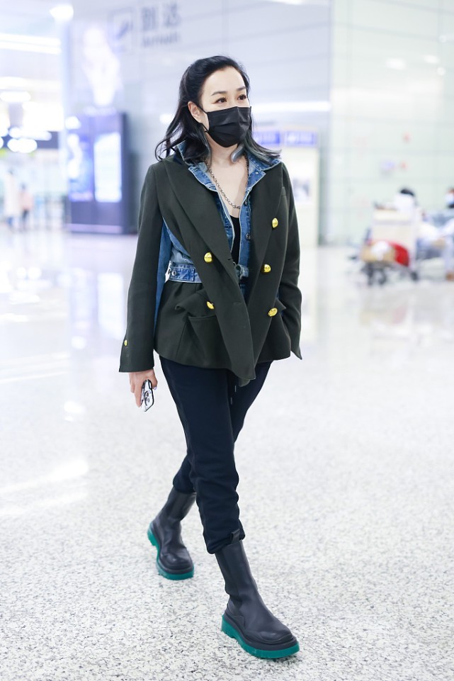 Lady变美日记 钟丽缇穿了一身黑有“大姐大”的范,内搭薄纱镶钻打底,韵味挺足