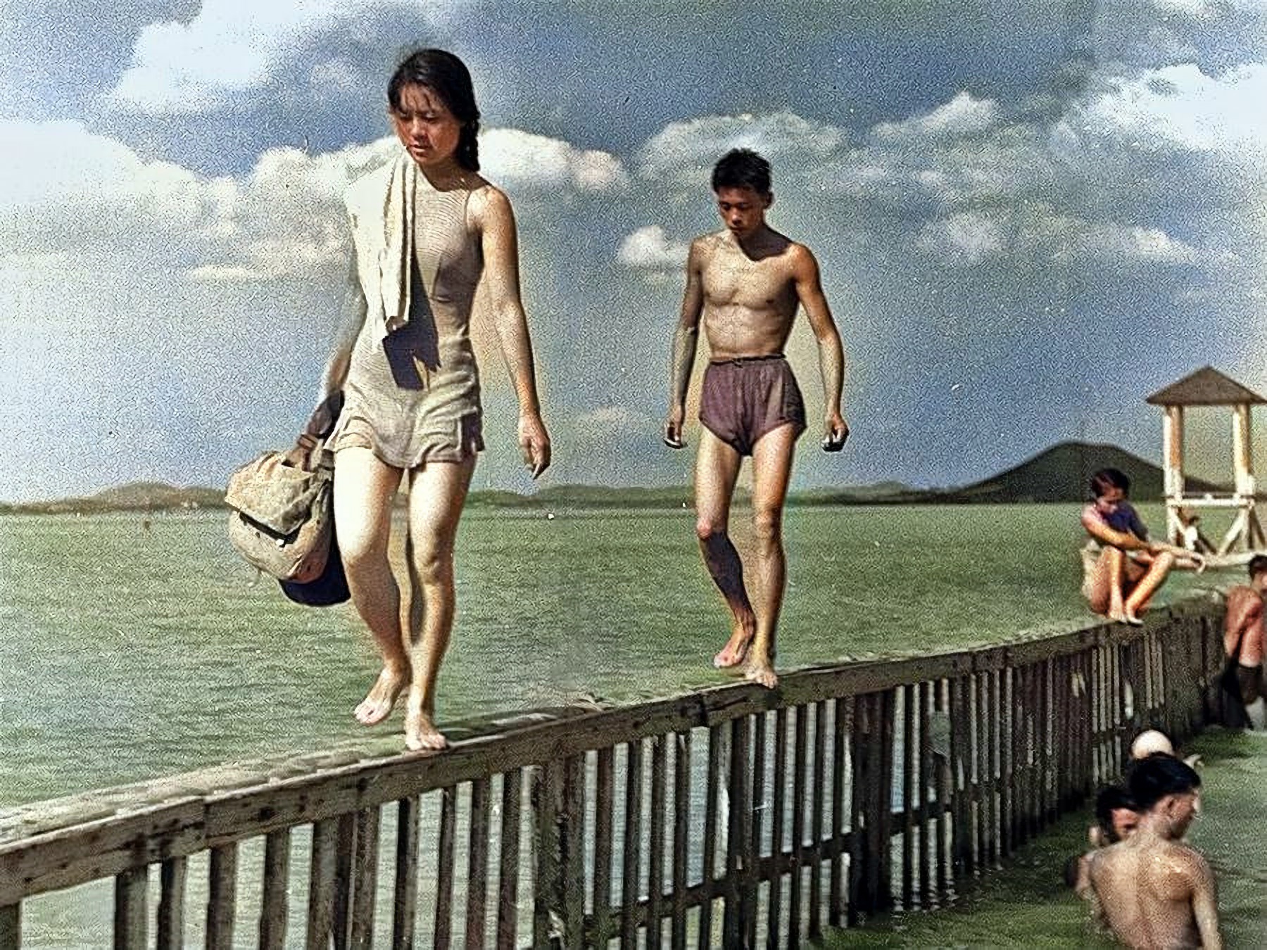 女孩|1959年珍贵彩色老照片，生活安逸祥和，图3游泳女孩穿衣很前卫