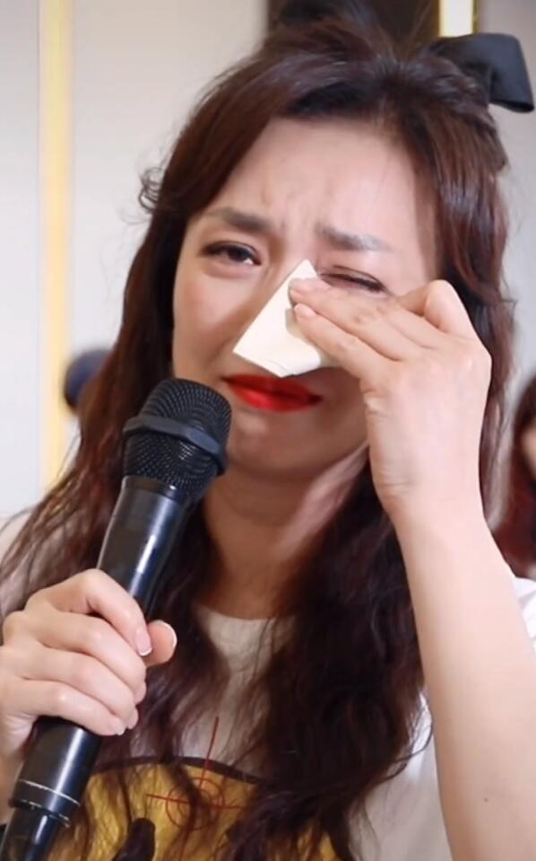 林瑞阳|61岁林瑞阳下楼梯需要人搀扶，全腿贴满膏药，一脸痛苦愁眉不展