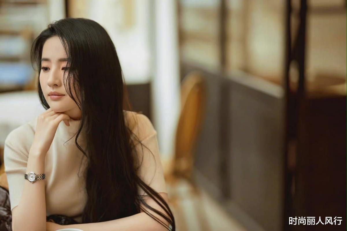 时尚丽人风行|刘亦菲终于靠身材惊艳一回！穿紧身针织衫没翻车，重回颜值巅峰