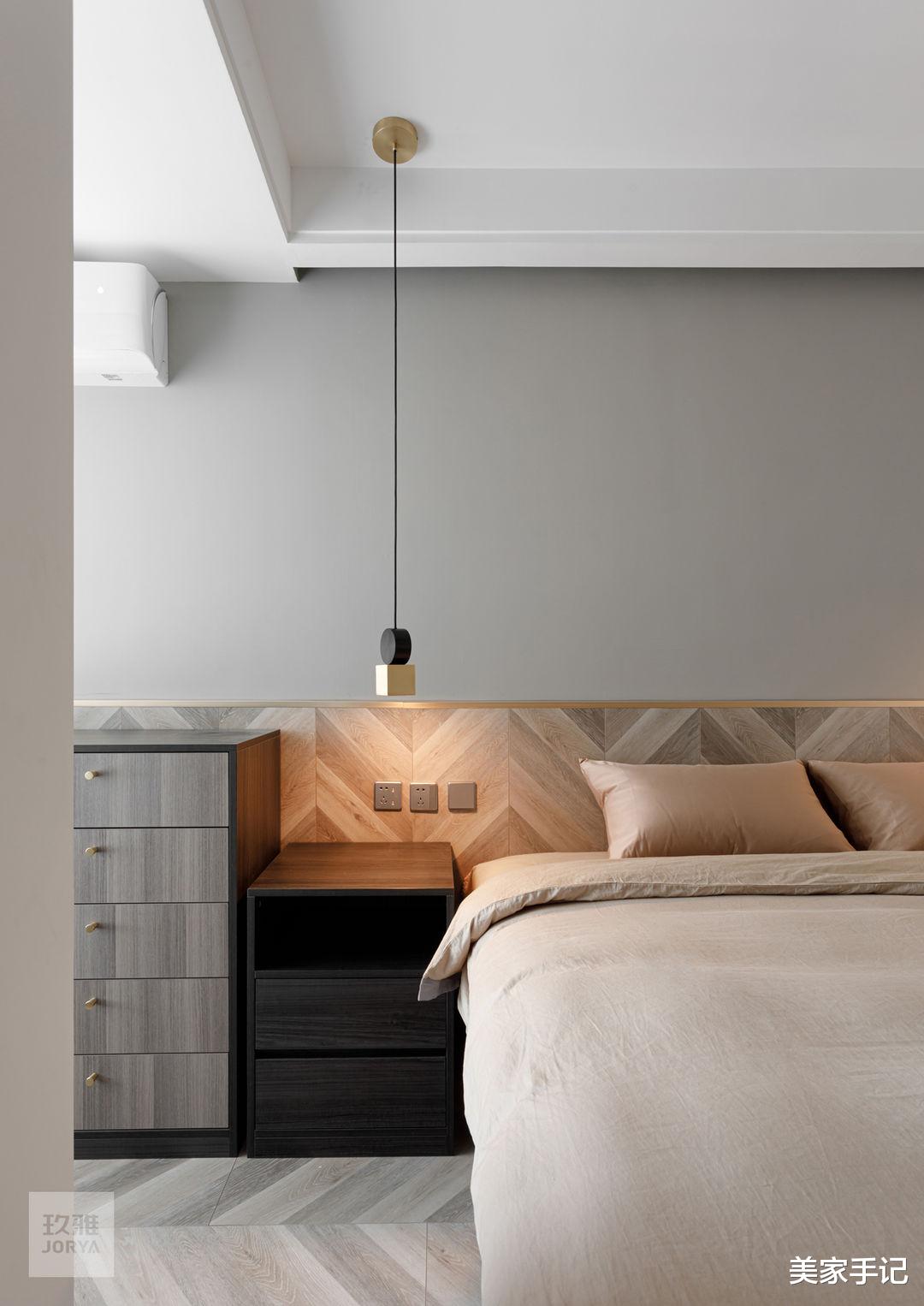 北京夫妻56㎡的家,因坚持舍弃客厅“老三样”而走红,不要沙发、茶几太香了