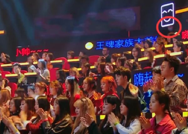 关晓彤|关晓彤和贾玲闲聊忘关麦，小声嘟囔5个字，观众要不淡定了