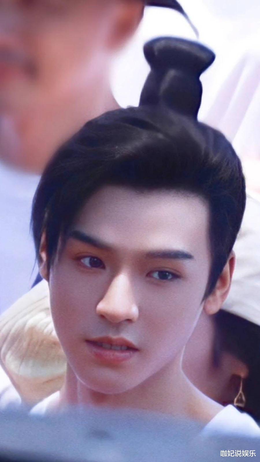 胡歌|龚俊邓超逃不过爆丑“斜刘海”，凭啥只有胡歌帅炸了？