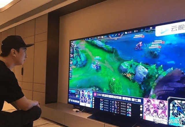 王思聪晒出自己的豪宅,家常便饭都要吃海鲜大餐,餐桌都放不下了