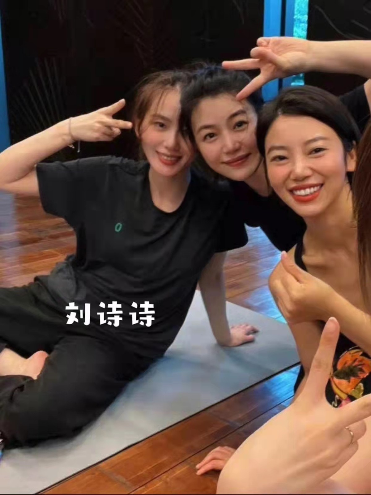 陈妍希|刘诗诗罕见生活照曝光！穿短袖素颜跟陈妍希练瑜伽，巴掌脸嫩出水