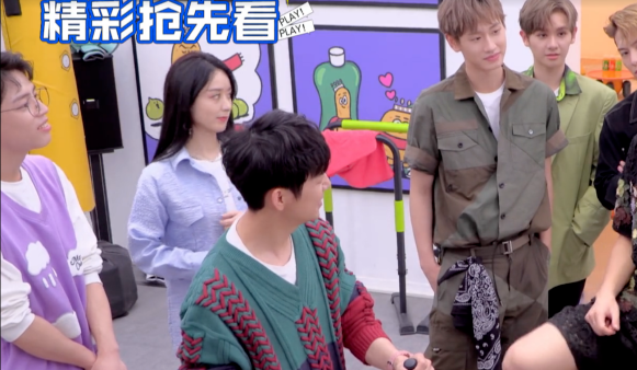 赵丽颖|离婚真实状态，赵丽颖躲在镜头外发呆，眼神忧伤，何炅也不敢打扰