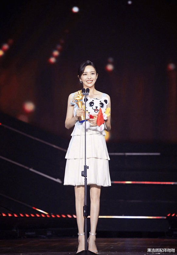 佟丽娅|佟丽娅这婚真是离对了，感觉胆子越来越大，穿衣服也越来越客气了