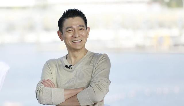 刘德华|刘德华不受票房影响，60岁穿卫衣九分裤同XO玩社交，姜还是老的辣