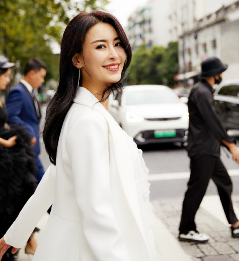 赘婿|《赘婿》杨妈妈才32岁！穿旗袍配卷发风情万种，“古典脸”好娇媚