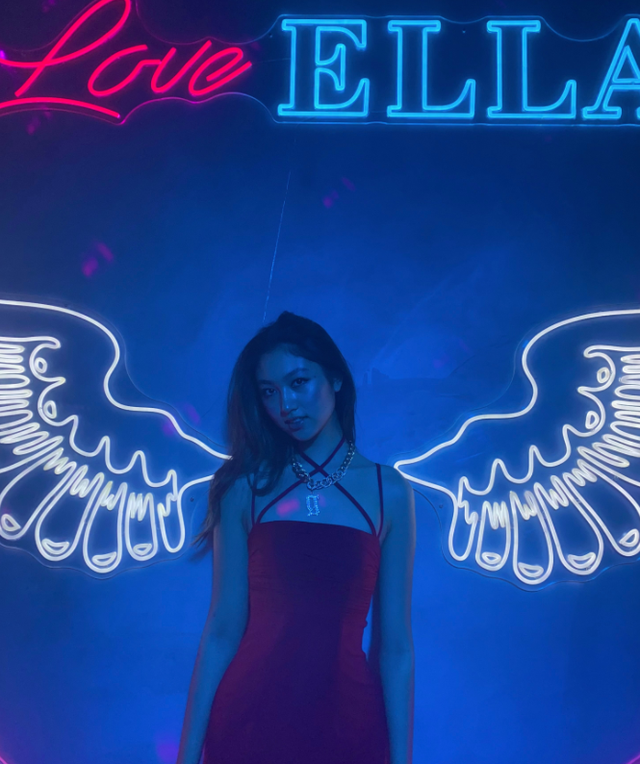 王祖贤|任达华17岁女儿晒照庆生！穿吊带红裙身材火辣，闭眼嘟嘴手拿鲜花