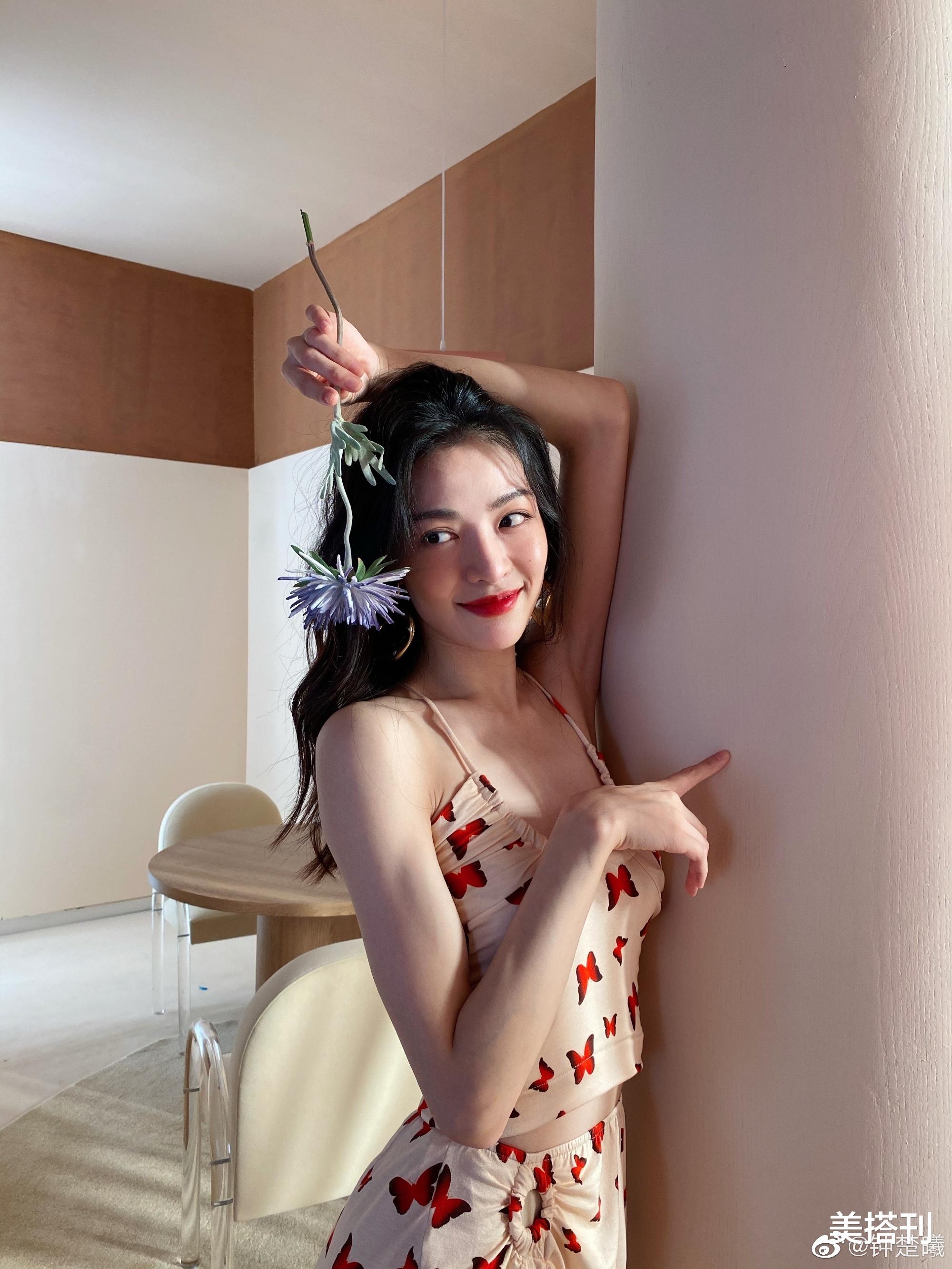 美搭刊|钟楚曦晒自拍，穿粉红蝴蝶裙美腿绝绝子，网友：难怪这么喜欢秀