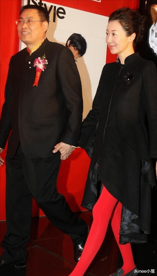 女人味|孙楠现任妻子挺有韵味的，上身微胖穿着吊带裙，弯腰时女人味十足