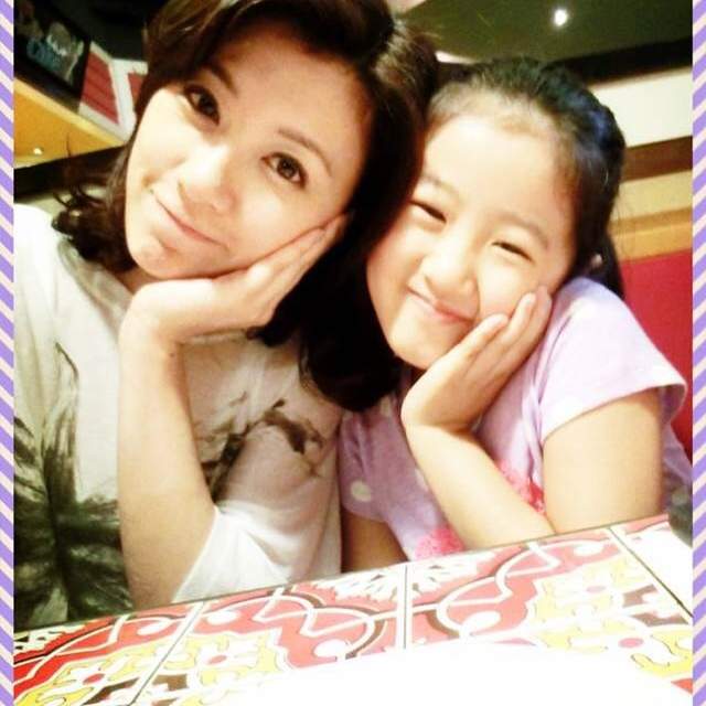 贾静雯|贾静雯久违晒女儿，称她们是自己的人生导师，咘咘烫泡面头像混血