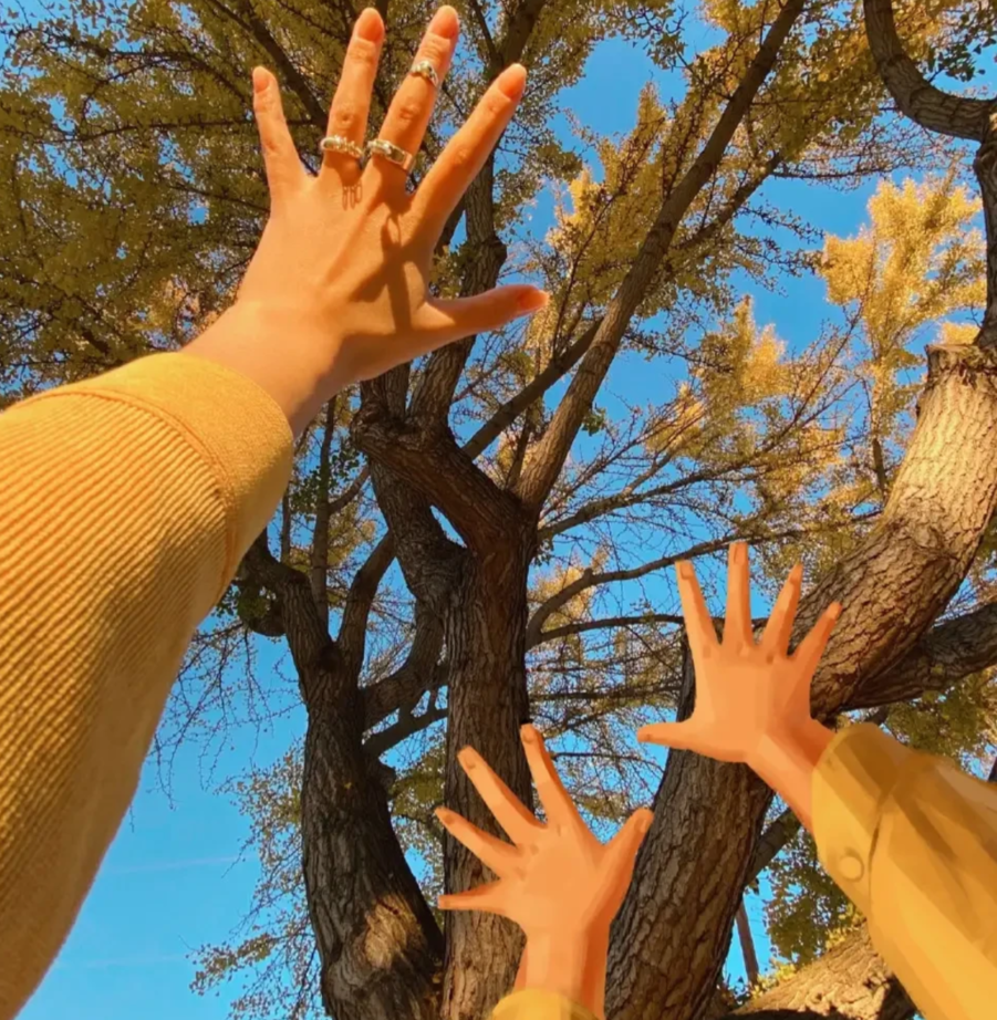 女孩|现实版时空穿越：网友晒真人与动漫合影，惊艳还原童年的自己