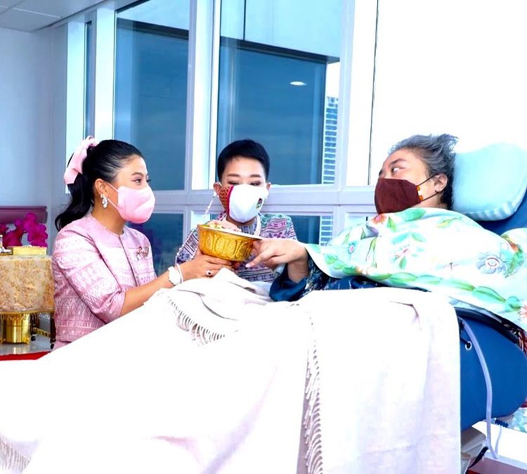 粉色|泰王原配罕见亮相！坐在轮椅上裹着花丝巾，小公主一身粉色抢风头