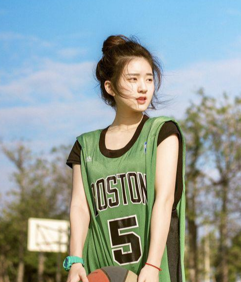 赵露思|25岁章若楠，23岁赵露思，同是初恋脸，一个跻身小花，一个捧不红