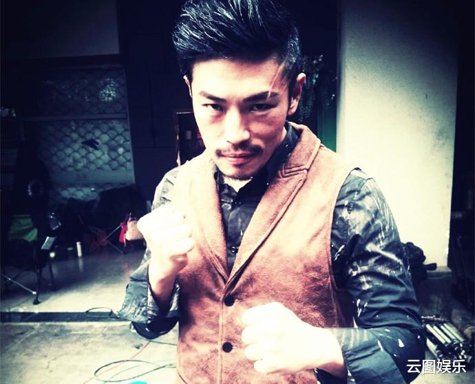 |一路走好！37岁男演员演出时被2吨重道具压死，观众以为是剧情