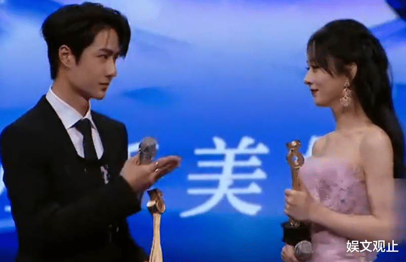 赵露思|赵露思金晨同框面对无美颜镜头，气场差距很明显，身高果然很重要