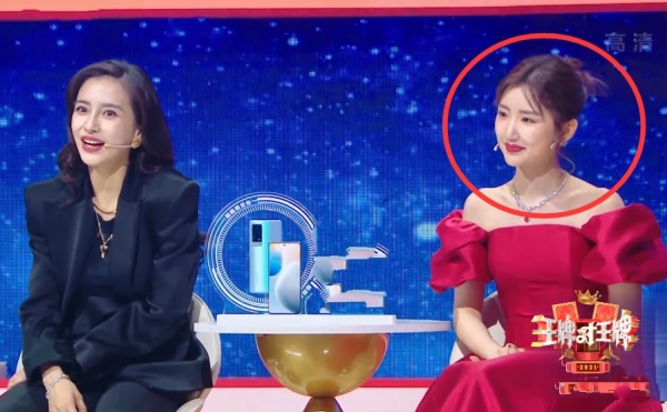 关晓彤|难怪女星不愿与毛晓彤同框，关晓彤和她站一起，才知冷白皮多优越