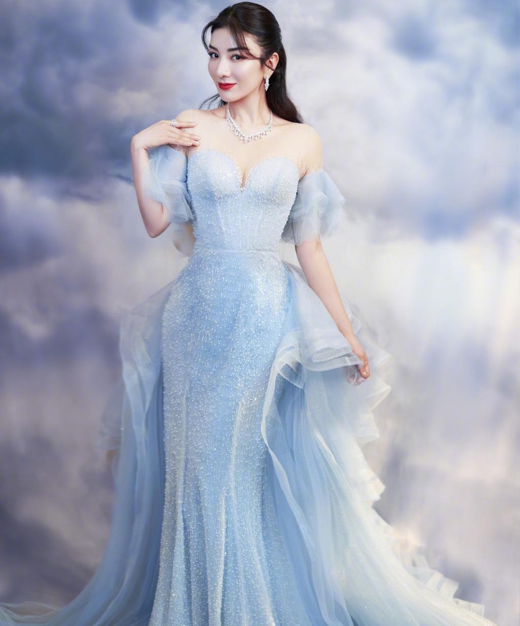 八只爪的猫|黄奕庆44岁生日，和女儿一起穿“公主裙”童心未泯，看着像姐妹俩