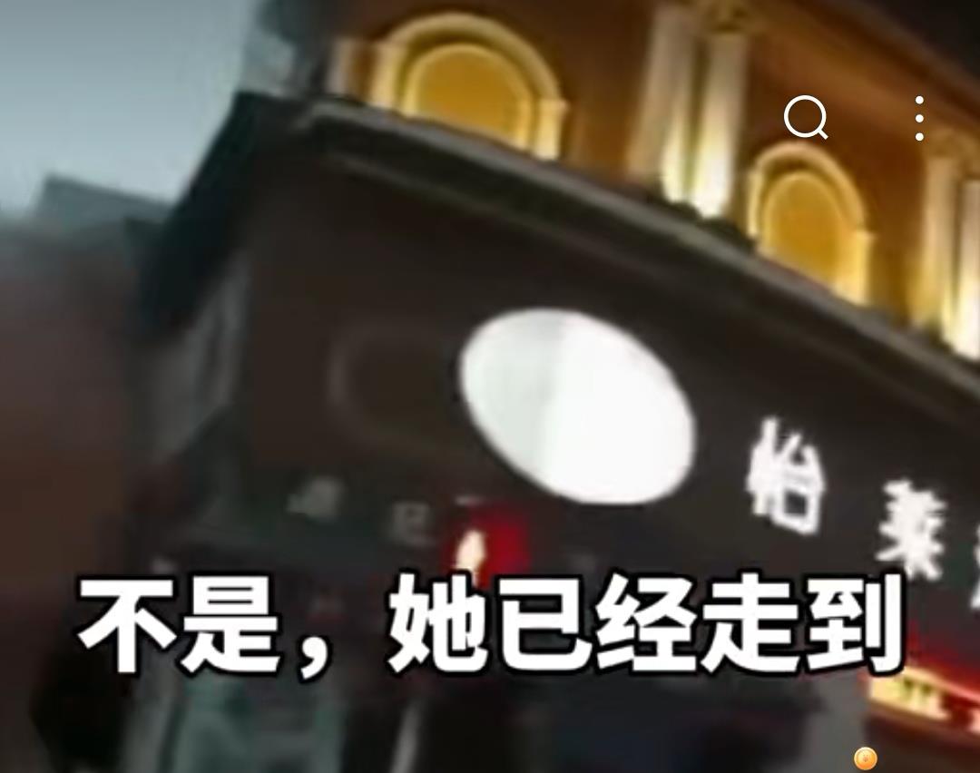 女孩 女孩扶老人过马路后老人发现手机不见了，交警一句话凸显人性光芒