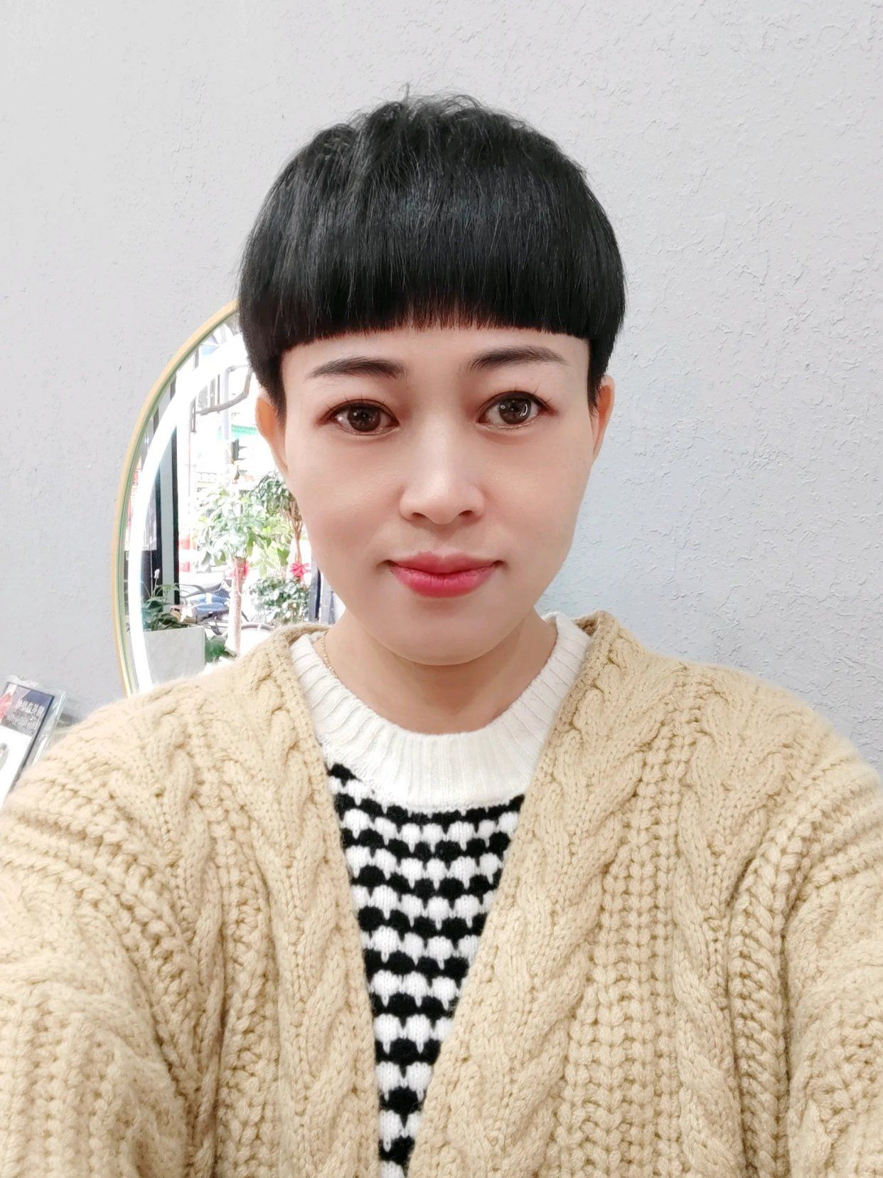 豆腐 今年年底发型怎么剪？全头卷齐刘海狼尾发都不错，精选15款任你挑