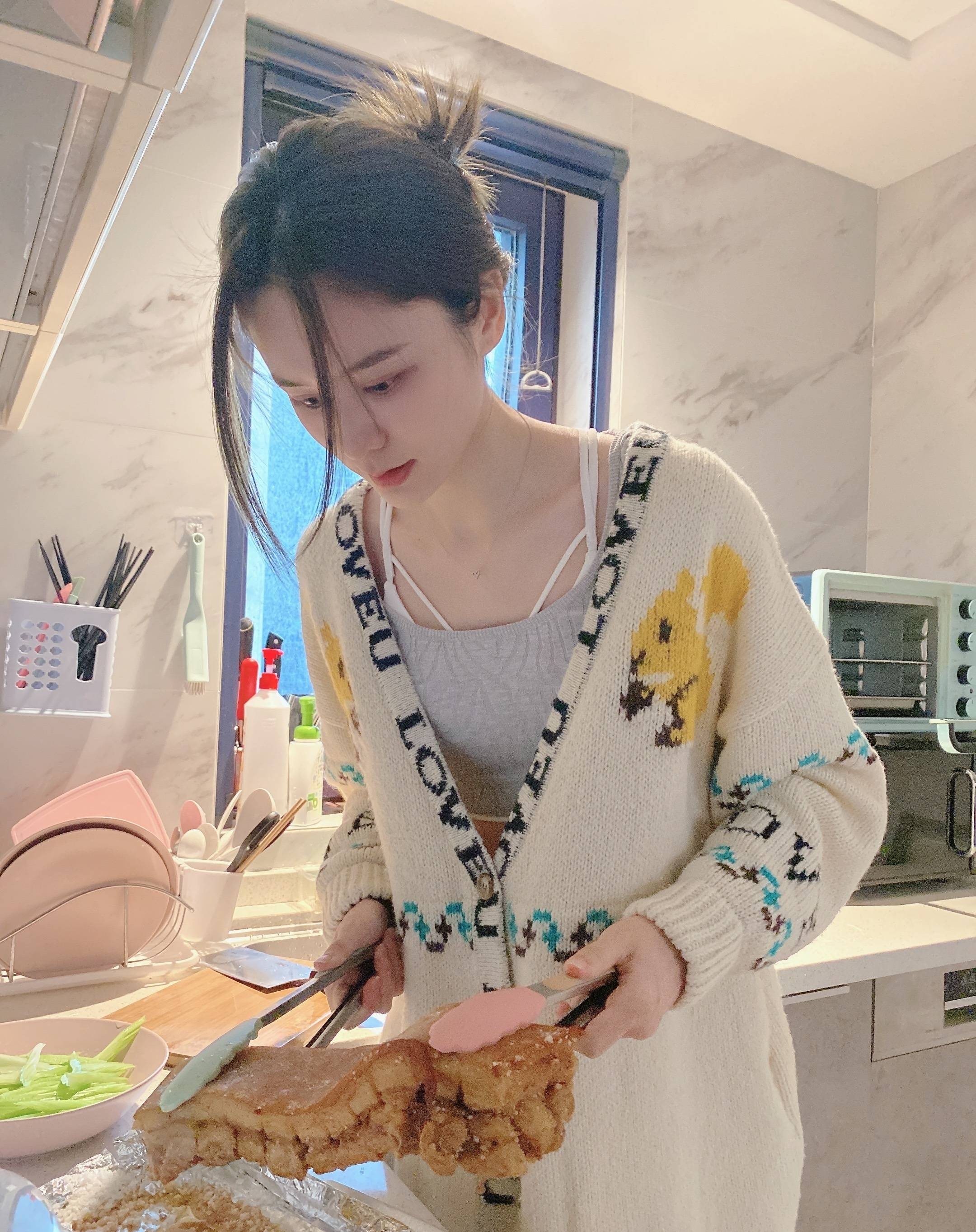 赵露思|张馨月一边吃烤羊排一边支持林峯新戏，肉焦到流油，视线完全移不开