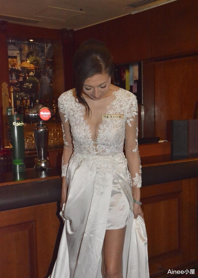 Ainee小屋|吴绮莉年龄虽然大了,但是气质仍然挺纯的,穿透视开叉裙挺温柔