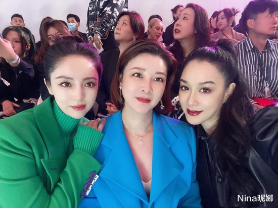 Nina昵娜 钟丽缇终于找对风格,放弃“作妖”太明智,大衣港风卷高级感立马上来