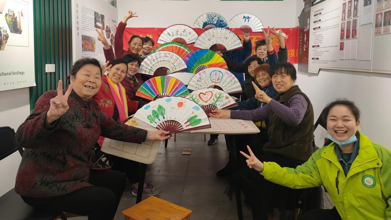 公益潇湘 叫鸡岭社区：画扇面，绘出彩色世界
