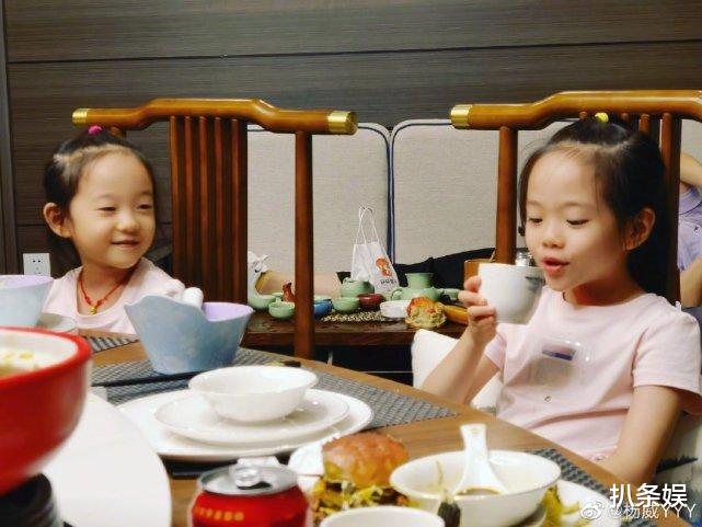 杨威|杨威儿子杨阳洋首携双胞胎妹妹走秀，欢欢乐乐开心跳舞，漂亮又自信