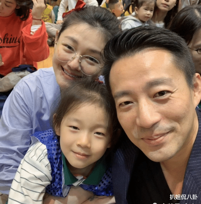 汪小菲|媒体拍到汪小菲带美女回家过夜，刚离婚就和其他女人同居，男人啊