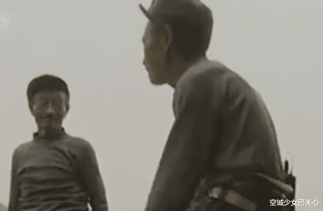 兄弟俩单身60年紧闭房门,村民好奇门缝偷看,意外揭开其不娶真相