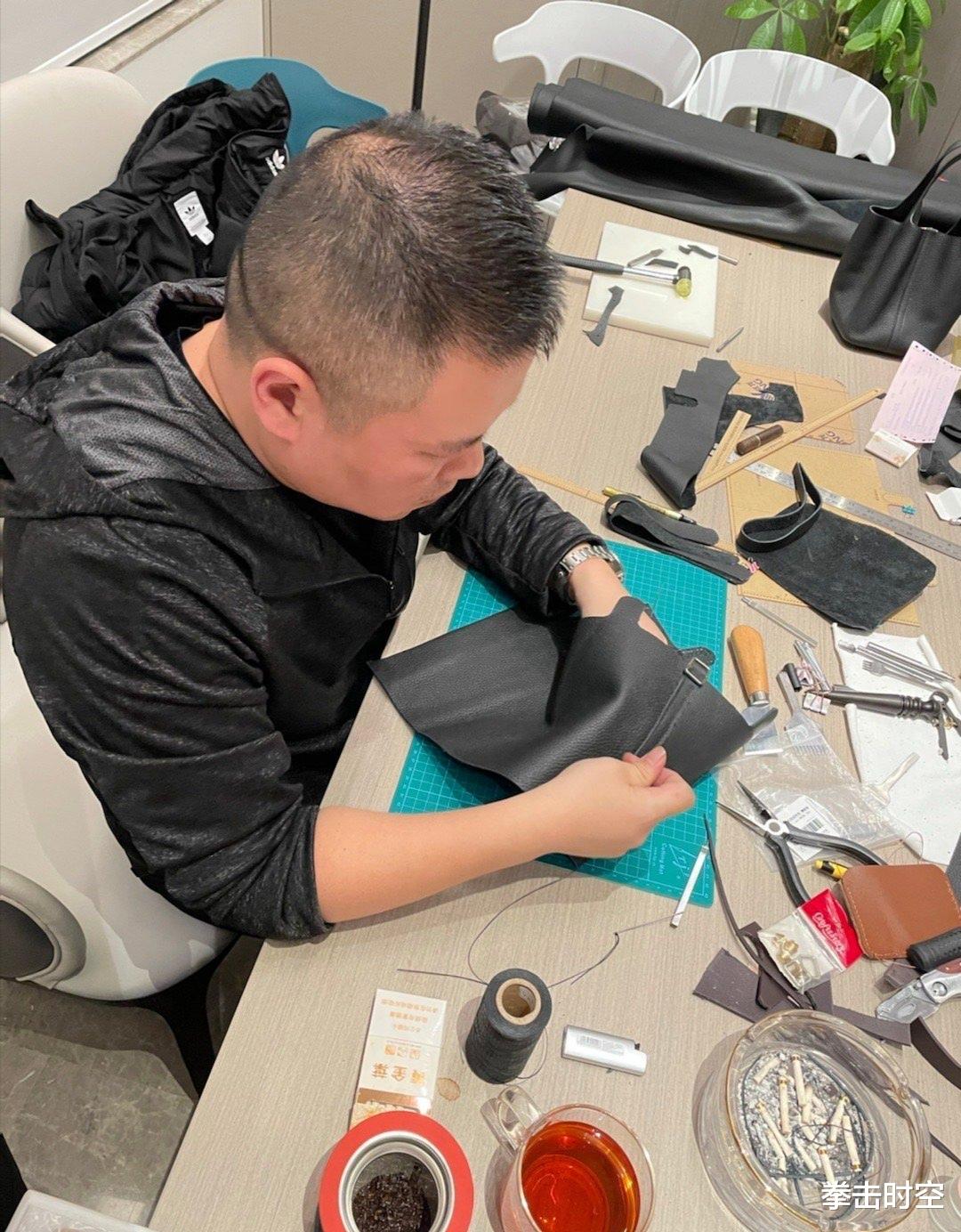 岳云鹏|著名导演抨击岳云鹏：不要再作秀了，你为啥不为老婆戒烟呢？