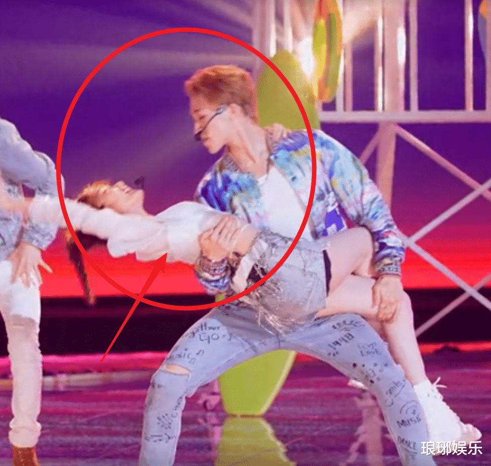 毛晓彤|毛晓彤被赞多抱着好甜，有谁关注他的手摆哪里？真实素质一目了然