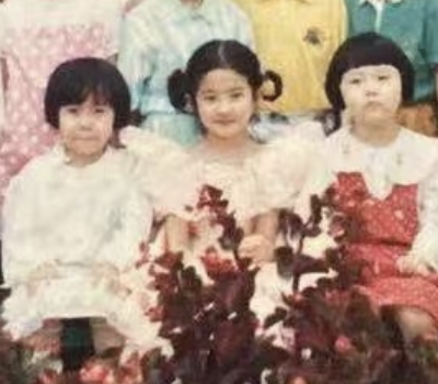 刘亦菲|刘亦菲幼儿园毕业照曝光，扎羊角辫超软萌，网友大赞从小就是C位