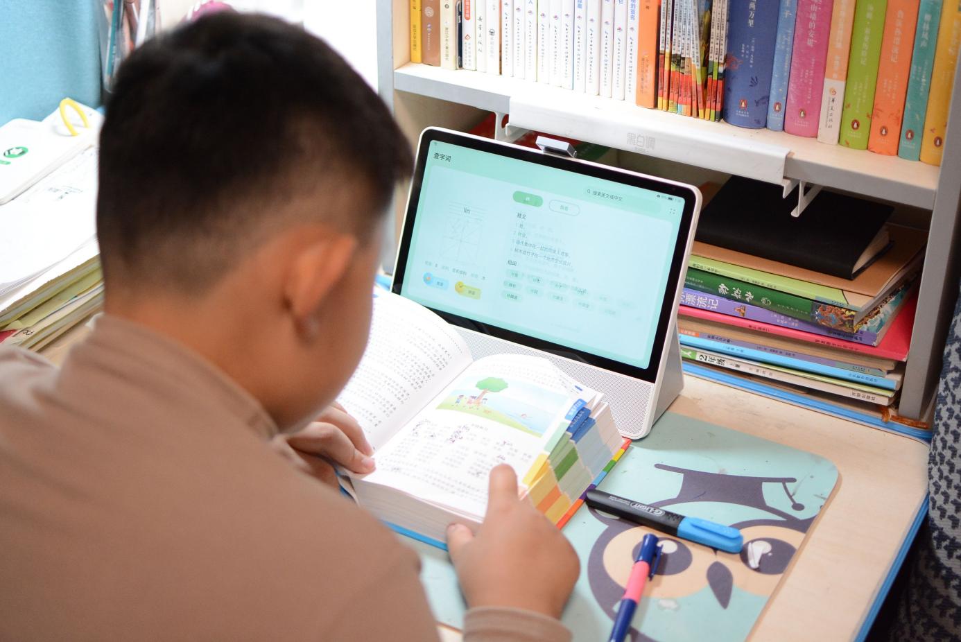 华为首款儿童专用学习产品!强悍鸿蒙系统:小精灵学习智慧屏评测