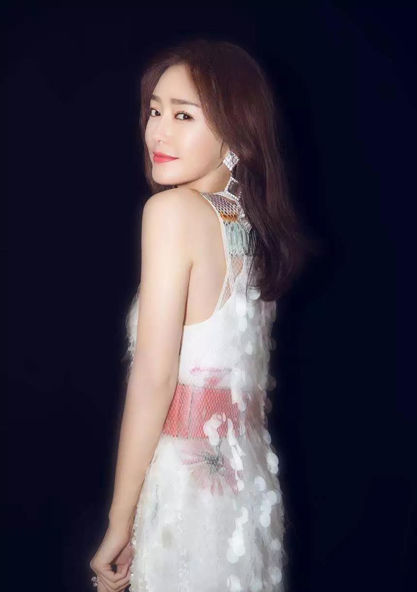 秦岚|秦岚，42岁至今单身的她，多少人心目中的“白月光”！