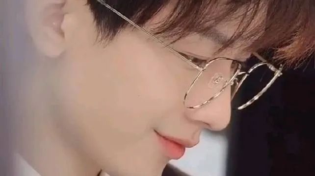 成毅|成毅新剧海报被嘲,男女主无互动无CP感,强凑一起像P图