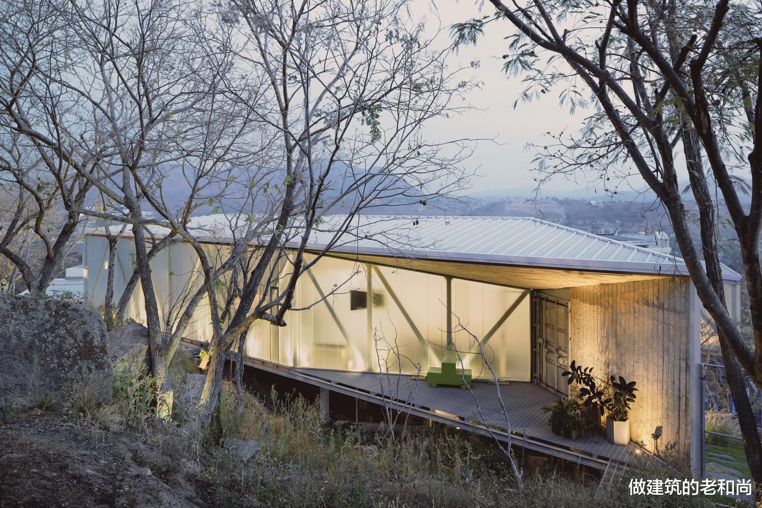 兼顾隐私和采光的住宅：半透明外墙与室外休闲平台搭配相得益彰