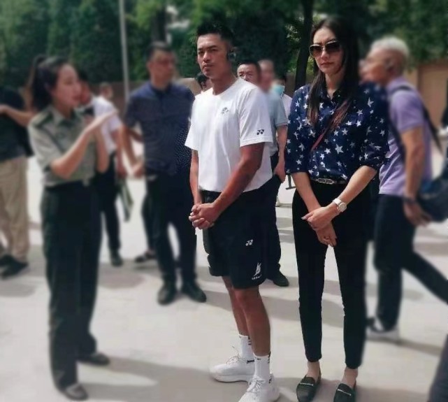 谢杏芳|林丹谢杏芳带儿子到延安过父亲节，两夫妻略显拘谨连手都不牵