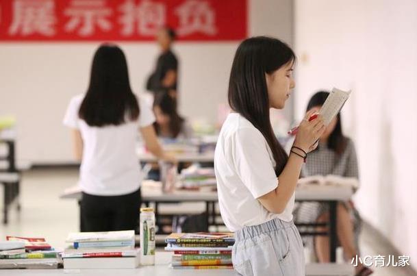 小C育儿家|34岁清华女博士当县长，撞脸倪妮引起关注，网友：学历只是噱头？