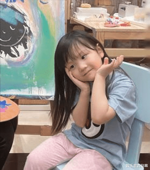甘比|刘銮雄小女儿罕曝光，3岁就和妈妈甘比做公益，肉脸单眼皮显呆萌