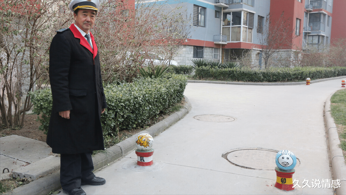 老人拿着很高的退休金,为何还要四处打工?3位退休老人说出实情