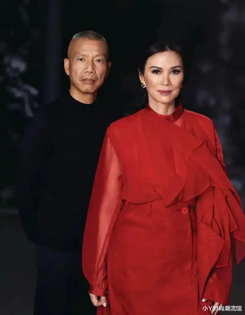 小Y时尚潮流馆|邓文迪真女神！小女儿继承超高颜值，母女姐妹花齐上阵